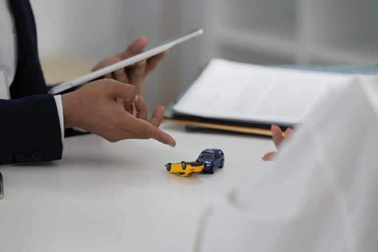 abogado en escritorio accidente de coches seguros